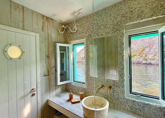 Milos Boathouse-between2seas Boutique *